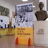 ...e presenta nell�androne d�ingresso un mezzobusto dell�imperatore romano accanto a un cartellone che ricorda i 150 anni di fondazione della scuola